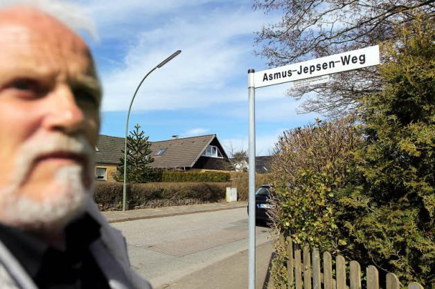 Ortstermin: Prof. Gerhard Paul (li.) besucht in dieser Serie Stätten der Erinnerung an die letzten Tage des „Dritten Reiches“ – hier der nach Asmus Jepsen benannte Weg am Flensburger Stadtrand. 