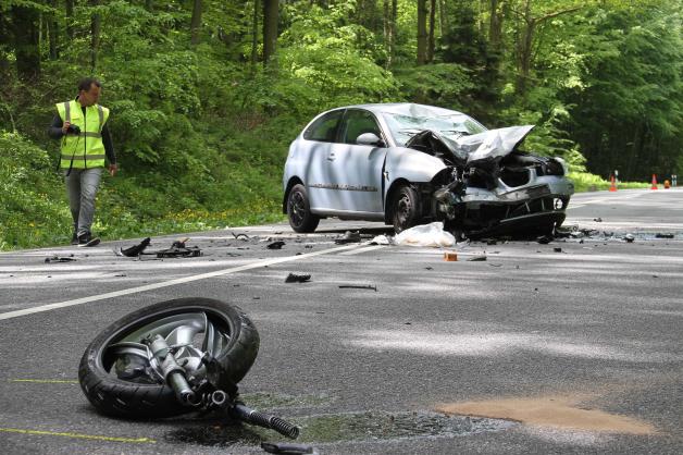 Motorradfahrer stirbt bei Zusammenstoß mit Auto auf B 104 bei Prüzen (LRO)