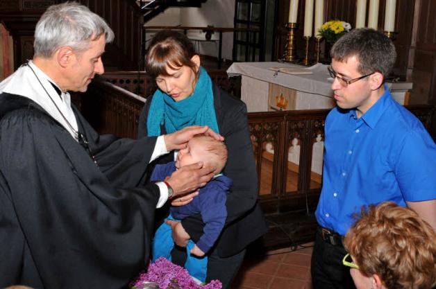 Hagen Mattes Scharnweber wird von Pastor Kiesow getauft. 