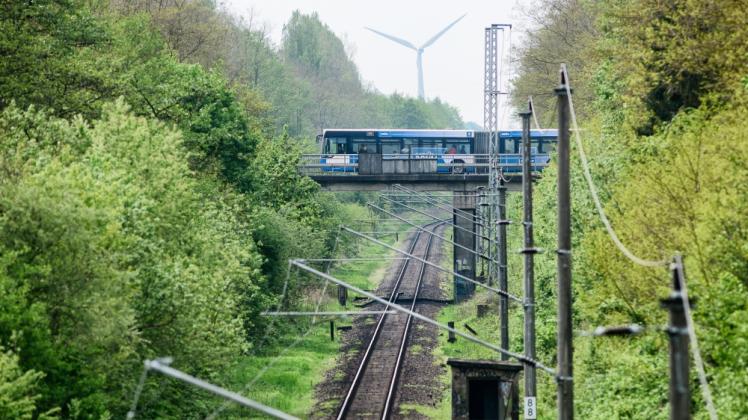 Für die Brückensanierung will die Rostocker Stadtverwaltung die grundlegende Gleiserneuerung durch die Deutsche Bahn ausnutzen. 