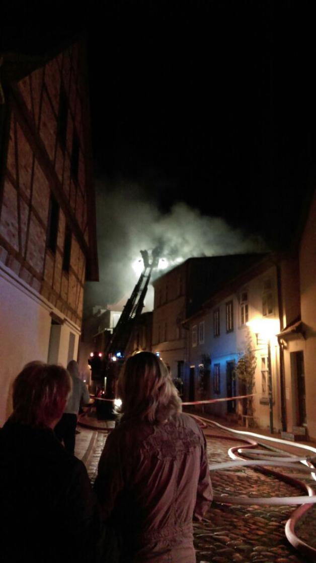In Güstrows Altstadt brennt ein Haus. 