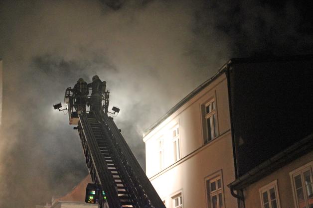 Nach Schweißarbeiten: Dachstuhl gerät in Güstrow in Brand - 10 Bewohner evakuiert