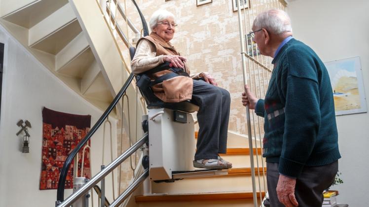 Ein Treppenlift gehört zu den eher teuren Maßnahmen, die zum altersgerechten Umbau beitragen können.  