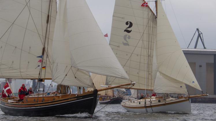 Bei der traditionellen Rumregatta liefern sich die Segelboote ein Wettrennen um Platz 2.