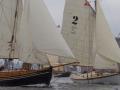 Bei der traditionellen Rumregatta liefern sich die Segelboote ein Wettrennen um Platz 2.