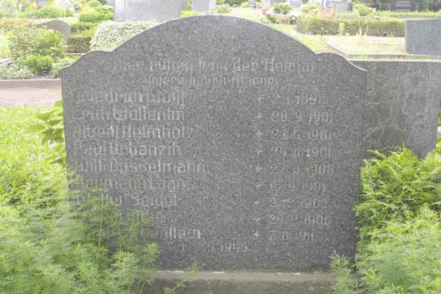 Der Grabstein mit den Namen der Erschossenen.