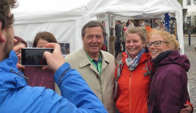Ganz privat auf der Rum-Regatta: Ex-Bundeskanzler Gerhard Schröder. 