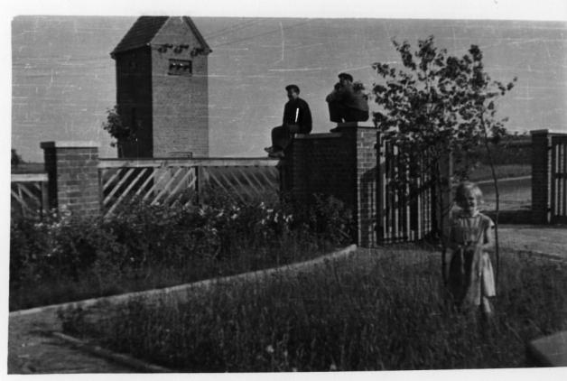 Ilona Triebe, geb. Krupke, auf dem Gelände des Wasserwerkes – ihrem Zuhause.  Fotos: privat 
