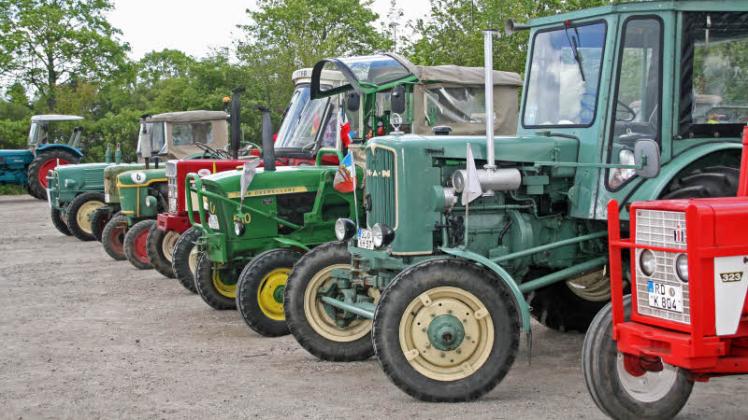 Technikfreaks kamen voll auf ihre Kosten: Zeitweise bis zu 50 Traktoren fanden sich zum diesjährigen Frühjahrstreffen des Agrar Oldtimer Clubs Dänischer Wohld auf dem Gelände der Spedition Reimer in Osdorf ein. 
