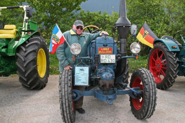 Der Lanz Bulldog Baujahr 1940 von Hermann Jöhnk aus Gettorf war das älteste Fahrzeug beim Frühjahrstreffen des Agrar Oldtimer Clubs Dänischer Wohld. Der Lanz Bulldog Baujahr 1940 von Hermann Jöhnk aus Gettorf war das älteste Fahrzeug beim Frühjahrstreffen des Agrar Oldtimer Clubs Dänischer Wohld.