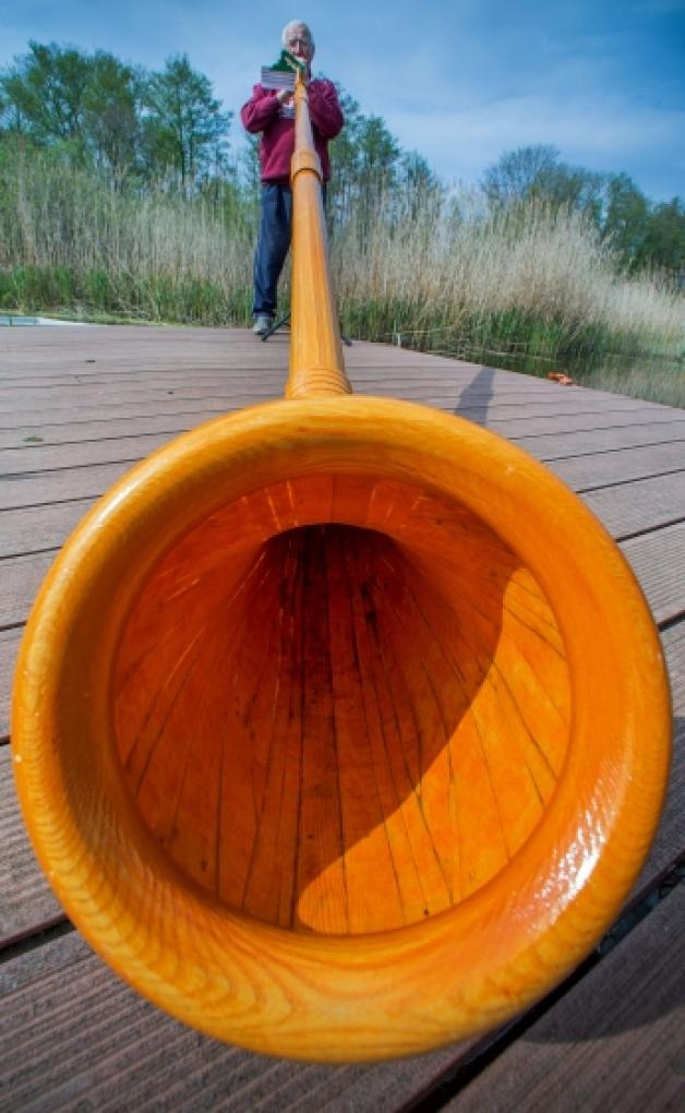 Viel Puste:Baldur Beyer stimmt sein Alphorn. Fotos: Jens Büttner Viel Puste:Baldur Beyer stimmt sein Alphorn. Fotos: Jens Büttner