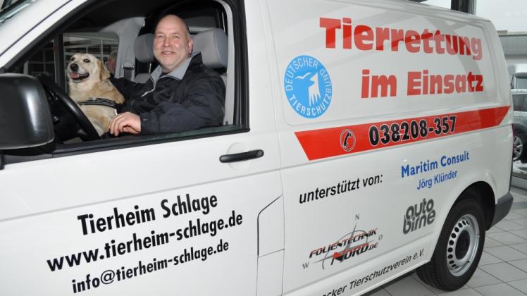 Mit dem Tierrettungswagen setzt sich Norbert Schlösser für Vierbeiner ein.  