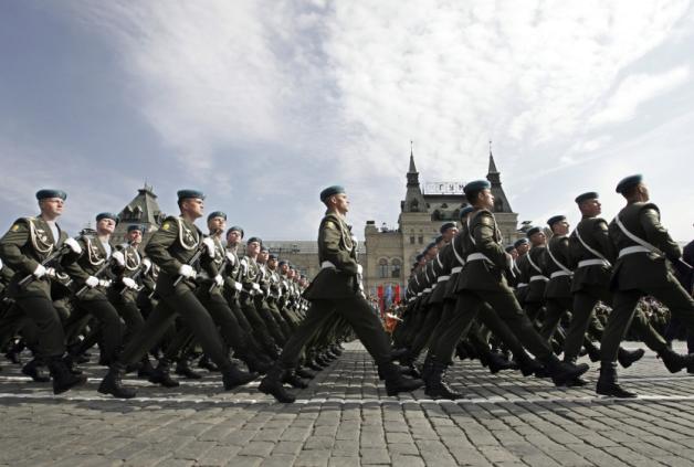 Symbolbild: Russische Soldaten marschieren bei einer Parade in Moskau.  