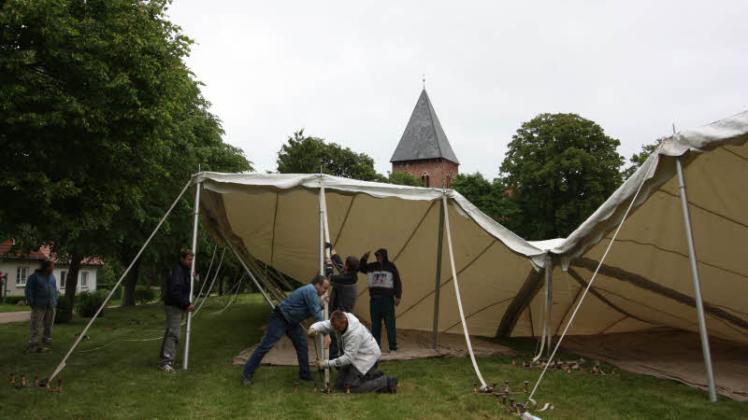Helfer bauen das große Zelt in Serrahn auf.  