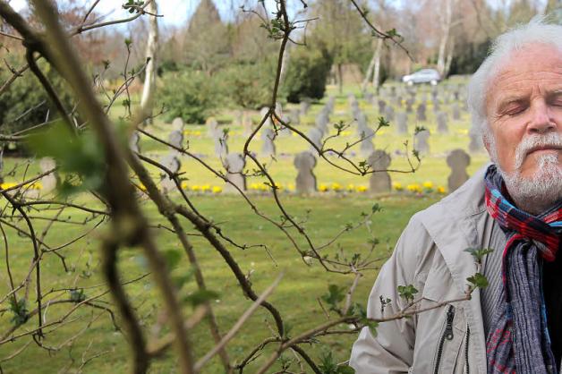 Ortstermin: Prof. Gerhard Paul besucht in dieser Serie Stätten der Erinnerung an die letzten Tage des „Dritten Reiches“ – hier die Gräber von Tätern und Opfern des NS-Regimes auf dem Flensburger Friedhof Friedenshügel. 