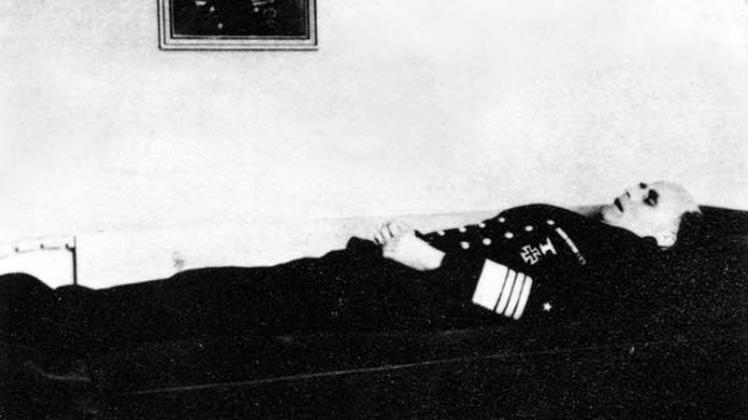 Generaladmiral Hans-Georg von Friedeburg, Chef des Oberkommandos der Kriegsmarine, nahm sich während der „Operation Blackout“ am 23. Mai 1945 in Mürwik mit Zyankali das Leben.  