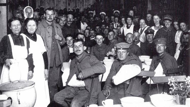 Der Jubel, der den Beginn des Ersten Weltkrieges bestimmte, ist verflogen: Verwundete Flensburger Soldaten werden von Helferinnen des Roten Kreuzes versorgt. 