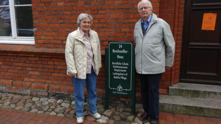 Renate Günther (l.) und ihr Mann Gustav Adolph vor dem Büro-Gebäude des Ludwigsluster Hospizvereins im Stift Bethlehem.  