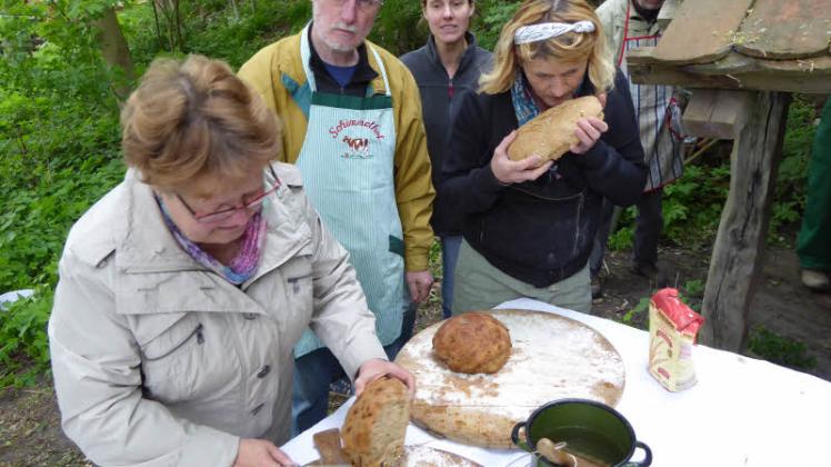 Die ersten Brote kommen aus dem Ofen und werden sofort verkostet.  Fotos: Thorsten Meier 