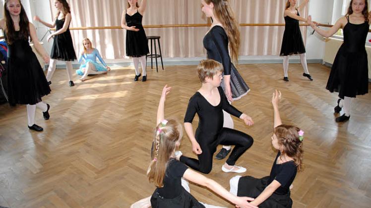 Noch proben die Tanzschüler die Bilder in der Enge des Ballettsaals ein. Auf die Aufführung auf der Bühne des Ernst-Barlach-Theaters freuen sich schon alle.  