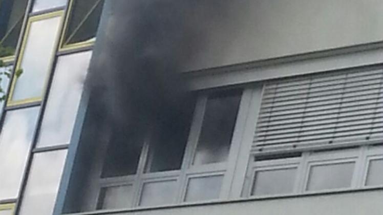 Dicke Rauchschwaden dringen aus dem Fenster im zweiten Obergeschoss. Verletzt wurde bei dem Feuer niemand.  
