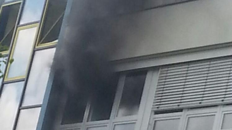 Dicke Rauchschwaden dringen aus dem Fenster im zweiten Obergeschoss. Verletzt wurde bei dem Feuer niemand.  