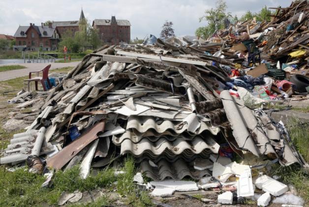 An der Sammelstelle in Bützow liegen noch immer Berge von Bauschutt und Müll.  