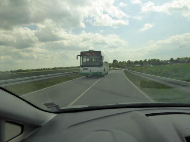 Busse, Lkw’s und Erntefahrzeuge frequentieren die Straße zwischen Kogel und Schaalmühle. 