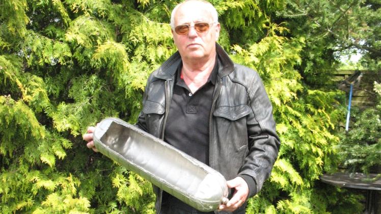 Jürgen Freitag mit dem Sauerstoffbehälter aus nichtrostendem Stahl, der als Hühnertränke diente.