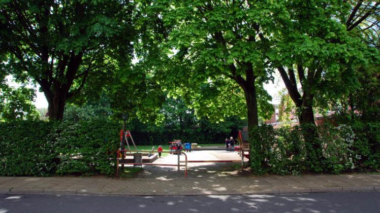 Hinter großen Bäumen versteckt liegt der vor allem von kleinen Kindern genutzte Spielplatz am Philosophenweg.  