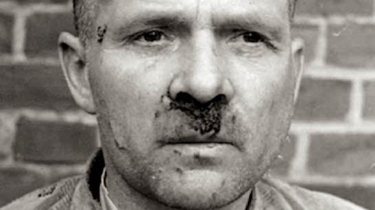 Rudolf Höß in britischem Gewahrsam im März/April 1946 in Heide. Sein Gesicht ist später noch deutlich von den Schlägen seiner britischen Verfolger gezeichnet. 