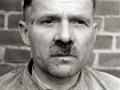 Rudolf Höß in britischem Gewahrsam im März/April 1946 in Heide. Sein Gesicht ist später noch deutlich von den Schlägen seiner britischen Verfolger gezeichnet. 