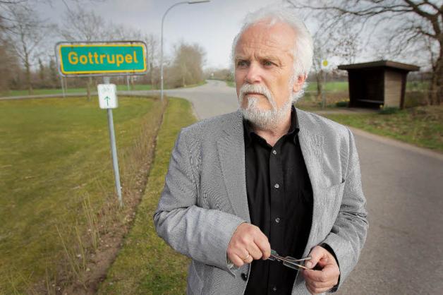 Ortstermin: Prof. Gerhard Paul besucht in dieser Serie Stätten der Erinnerung an die letzten Tage des „Dritten Reiches“ – hier in Gottrupel bei Flensburg, wo KZ-Kommandant Rudolf Höß nach Kriegsende untergetaucht war. Ortstermin: Prof. Gerhard Paul besucht in dieser Serie Stätten der Erinnerung an die letzten Tage des „Dritten Reiches“ – hier in Gottrupel bei Flensburg, wo KZ-Kommandant Rudolf Höß nach Kriegsende untergetaucht war.
