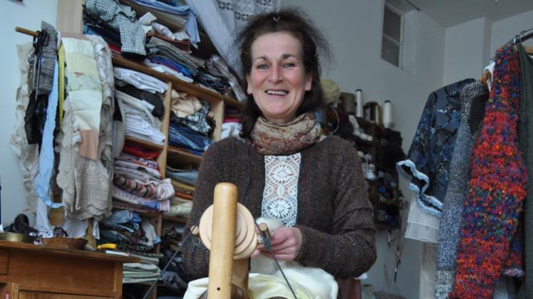 Zum Wollespinnen lädt Annette Sooß am Abend der 15. Kunstnacht in ihre Textilwerkstatt „Total verstrickt“ ein.  