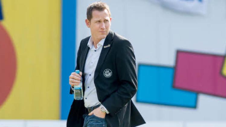 Nur ein kurzer Blick zurück: Uwe Klein, Sportlicher Leiter des FC Hansa, ist von einem Sieg in Dresden und damit vom Klassenerhalt der Rostocker überzeugt.  