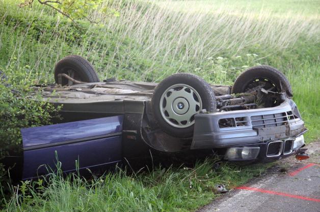 Junger Autofahrer bei Unfall nahe Satow (LRO) schwer verletzt - Wagen überschlägt sich