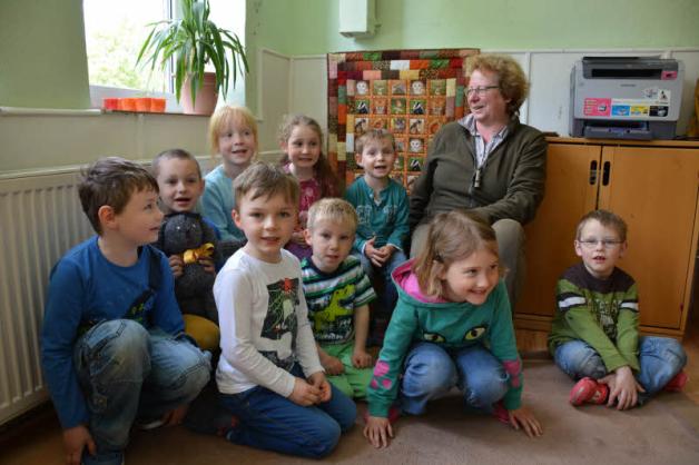 Birgit Eckardt schuf den Wandbehang mit Tiermotiven im Hintergrund, vor dem sie hier mit den Kindern sitzt. Birgit Eckardt schuf den Wandbehang mit Tiermotiven im Hintergrund, vor dem sie hier mit den Kindern sitzt.