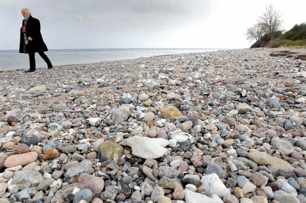Ortstermin: Prof. Gerhard Paul besucht in dieser Serie Stätten der Erinnerung an die letzten Tage des „Dritten Reiches“ – hier am Strand der Eckernförder Bucht. Ortstermin: Prof. Gerhard Paul besucht in dieser Serie Stätten der Erinnerung an die letzten Tage des „Dritten Reiches“ – hier am Strand der Eckernförder Bucht.