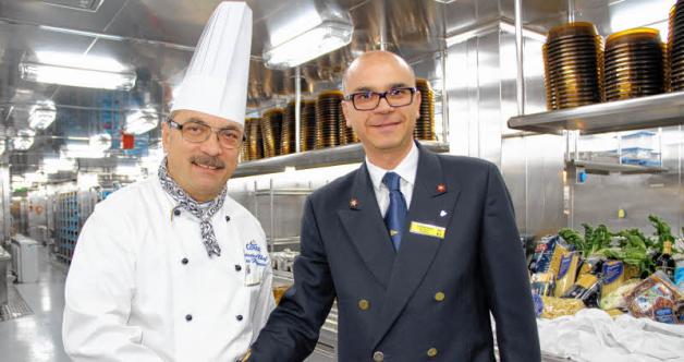 Die Crew ist auch international: Chefkoch Domenico Patamia kommt aus Italien und Essen- und Waren-Manager Cristian Oprea stammt aus Rumänien.   Fotos: mapp 