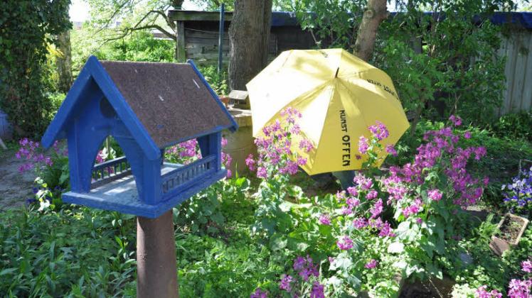 Knallgelbe Regenschirme  weisen den Weg zu den Künstlern, die am Pfingstwochenende ihre Werkstätten für Besucher öffnen.  