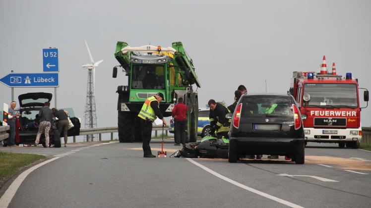 Zwei Verletzte bei Unfall zwischen zwei Autos und einem Motorrad bei Ziesendorf (LRO)