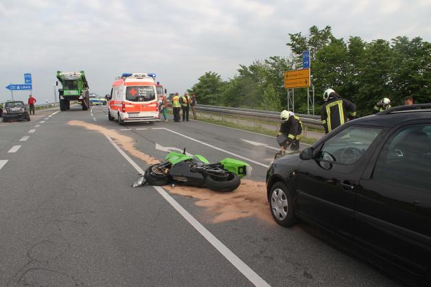 Zwei Verletzte bei Unfall zwischen zwei Autos und einem Motorrad bei Ziesendorf (LRO)