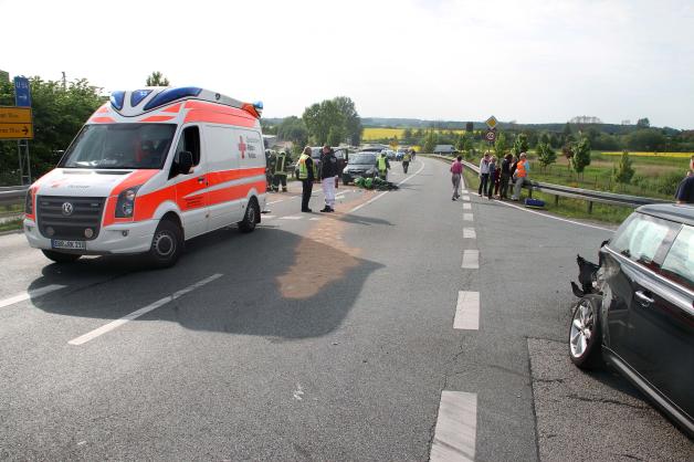 Zwei Verletzte bei Unfall zwischen zwei Autos und einem Motorrad bei Ziesendorf (LRO) Zwei Verletzte bei Unfall zwischen zwei Autos und einem Motorrad bei Ziesendorf (LRO)