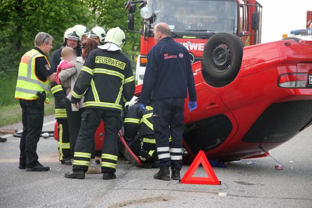 Auto mit junger Familie überschlägt sich am Schutower Kreuz, ein Verletzter