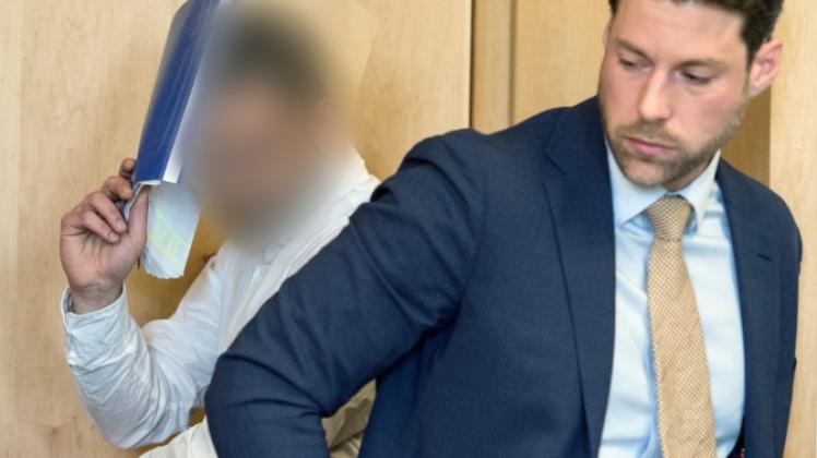 Der Angeklagte Mario K.  gestern neben seinem Anwalt Christian Lödden. 