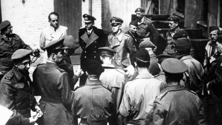Albert Speer, Karl Dönitz und Alfred Jodl werden am 23. Mai 1945 im Hinterhof des Flensburger Polizeipräsidiums der Presse vorgeführt. 