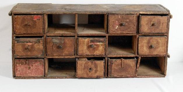 Aus diesem Schubladen-Kasten heraus wurden früher beim Kolonialwarenhandel Wehrmann die Saattüten verkauft.  Foto: Museum (2)