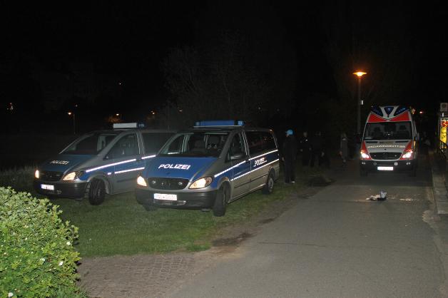 Brutaler Überfall in Rostock: Mann von drei Tätern ohnmächtig geschlagen, couragierter Helfer wird ebenfalls attackiert