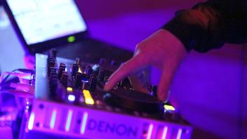 Besonders am Wochenende ist auch die kleine aber feine Tanzfläche gut gefüllt. Wechselnde DJ&apos;s sorgen für die richtige Musik von Party-Klassikern bis Deep-House und Lounge.