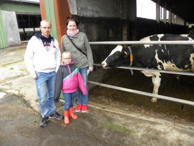 Nach vier Jahren mal wieder in der Milchviehanlage: Kai, Kati und Tochter Lina Scheefe.